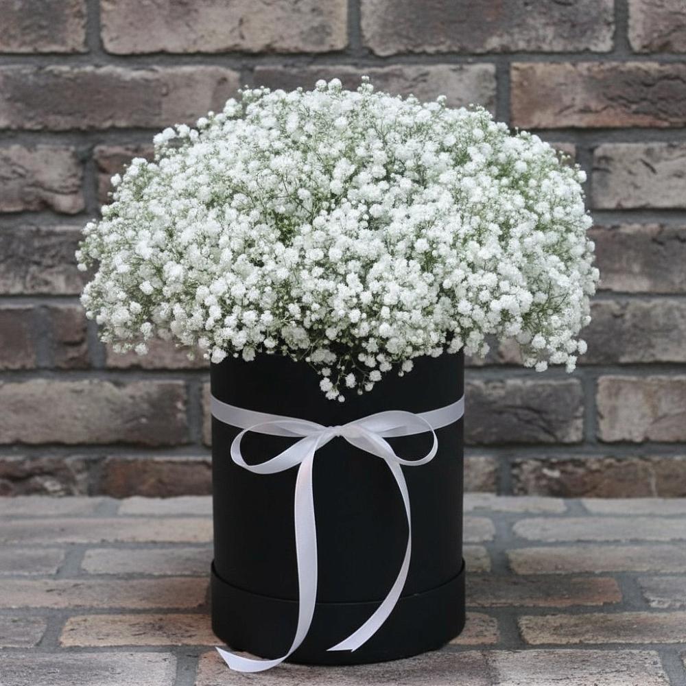 Цветочная композиция из Гипсофила в шляпной коробке в Нижнее Мячково