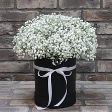 Цветочная композиция из Гипсофила в шляпной коробке в Нижнее Мячково