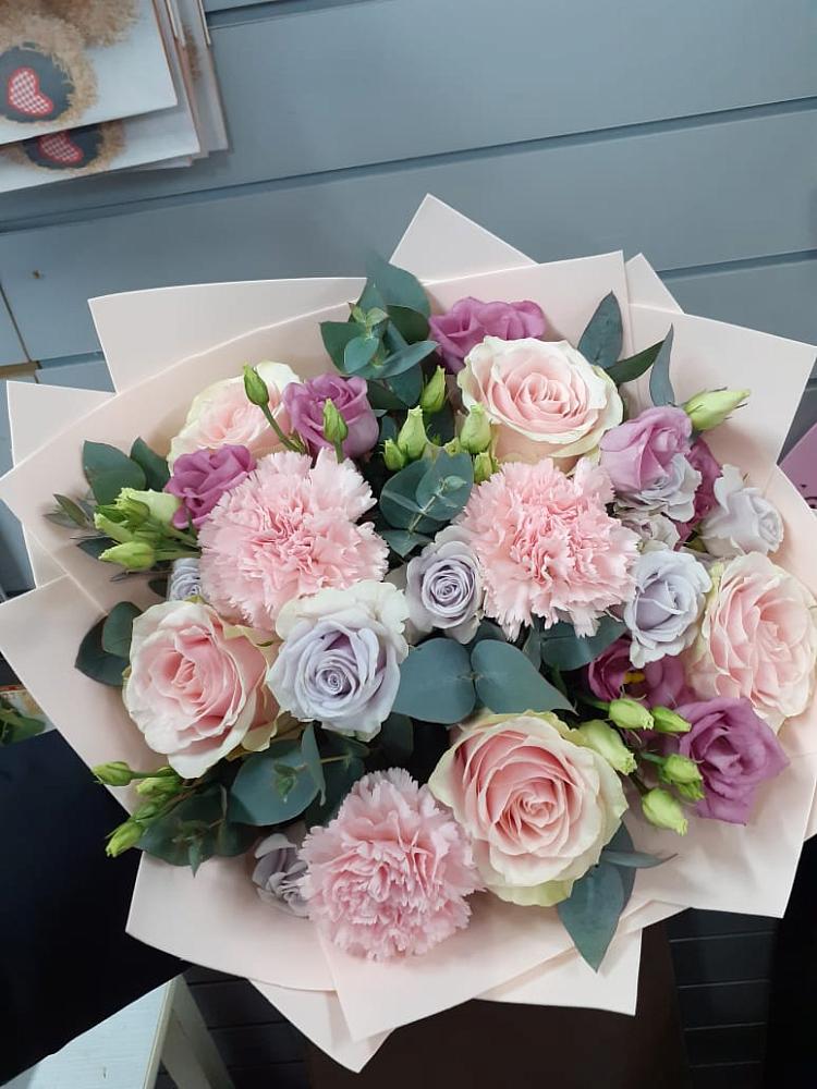 Букет цветов из: Розы, Гвоздики и Лизиантусы в Нижнее Мячково